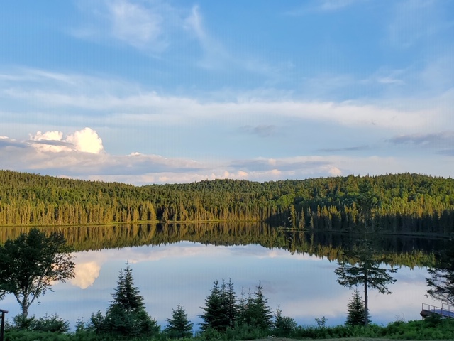 magnifique paysage lac canot devant lodge de la pourvoirie